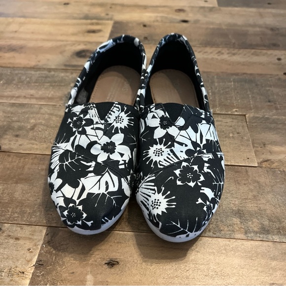 Toms Floral Black/White Womens size 6.5 - Picture 3 of 7